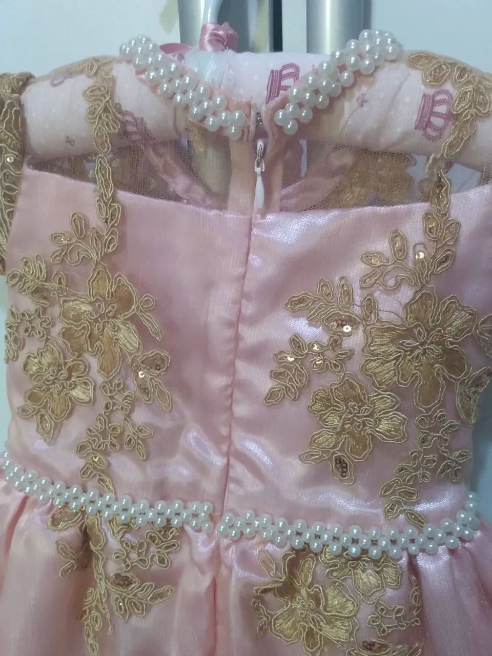 Vestido de festa infantil rosa com detalhes dourados - Foto 5