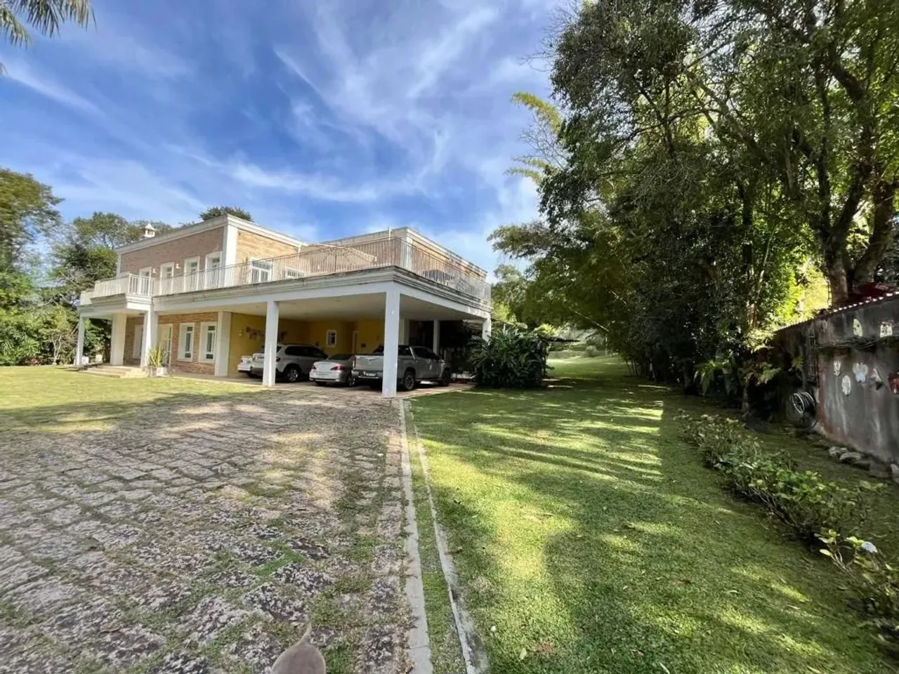 CASA 5 SUÍTES, MELHOR CONDOMÍNIO DA GRANJA VIANA.