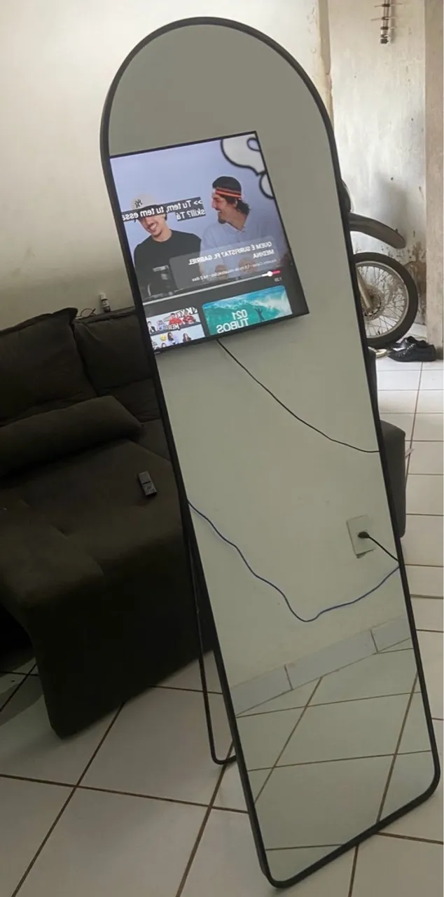 Espelho com TV embutida - Design moderno