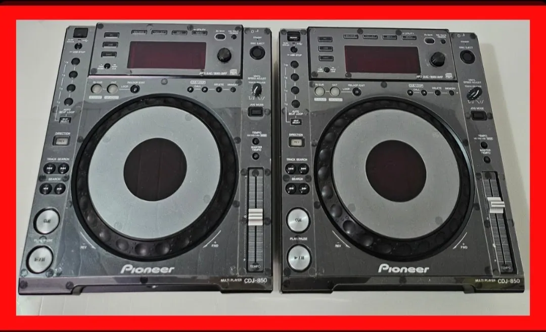 1 Par de Pioneer CDJ 850 na cor preto em perfeito estado e funcionando sem detalhes!