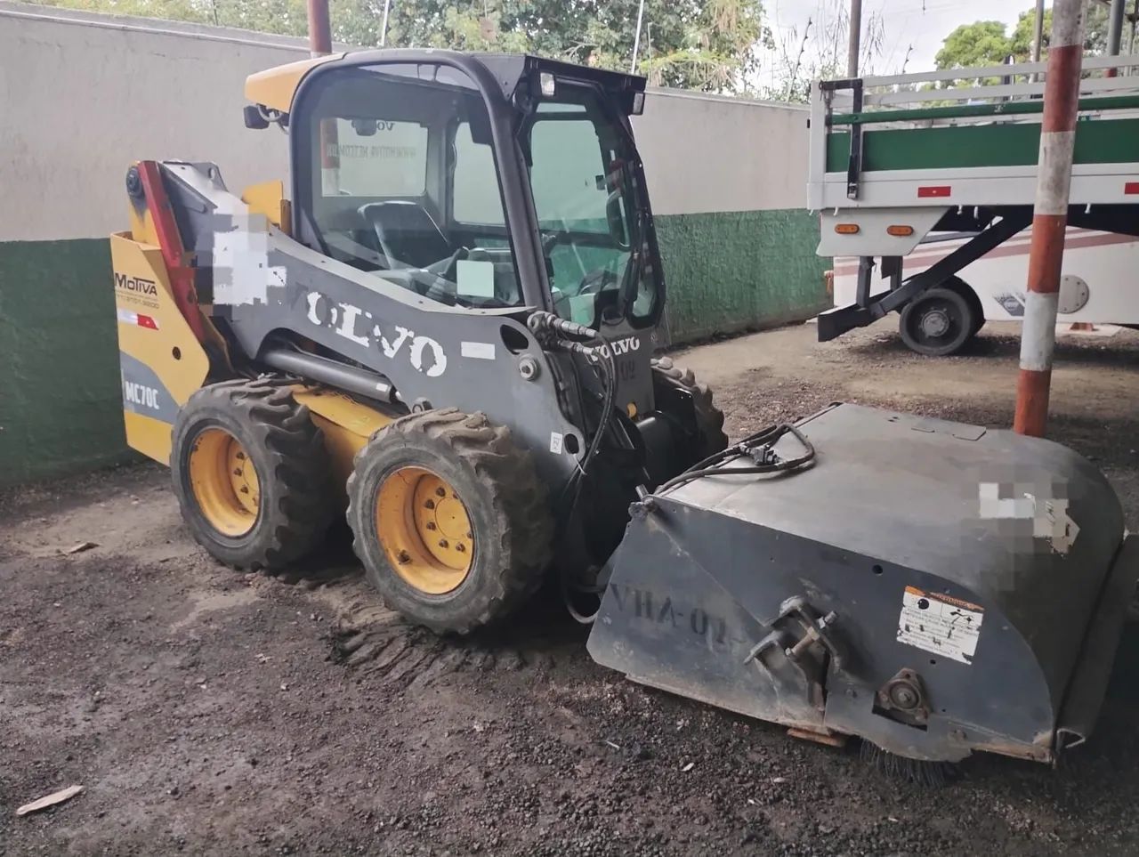 MINI CARREGADEIRA MODELO MC 70C ANO 2014