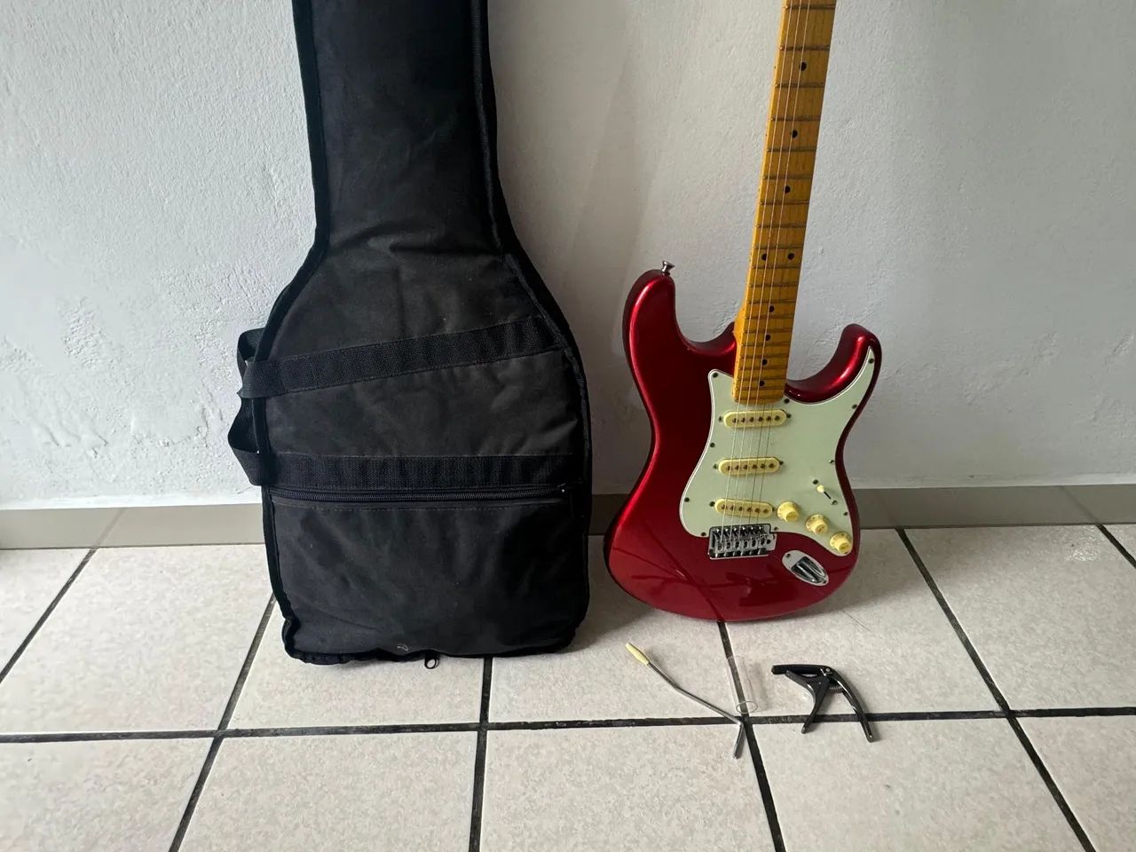 Guitarra Tagima Stratocaster TG530 - Regulada e com acessórios! - Foto 2