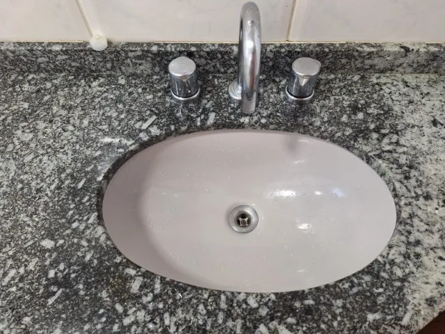 Pia em granito arabesco cinza, preto e prata com cuba, misturador e torneiras