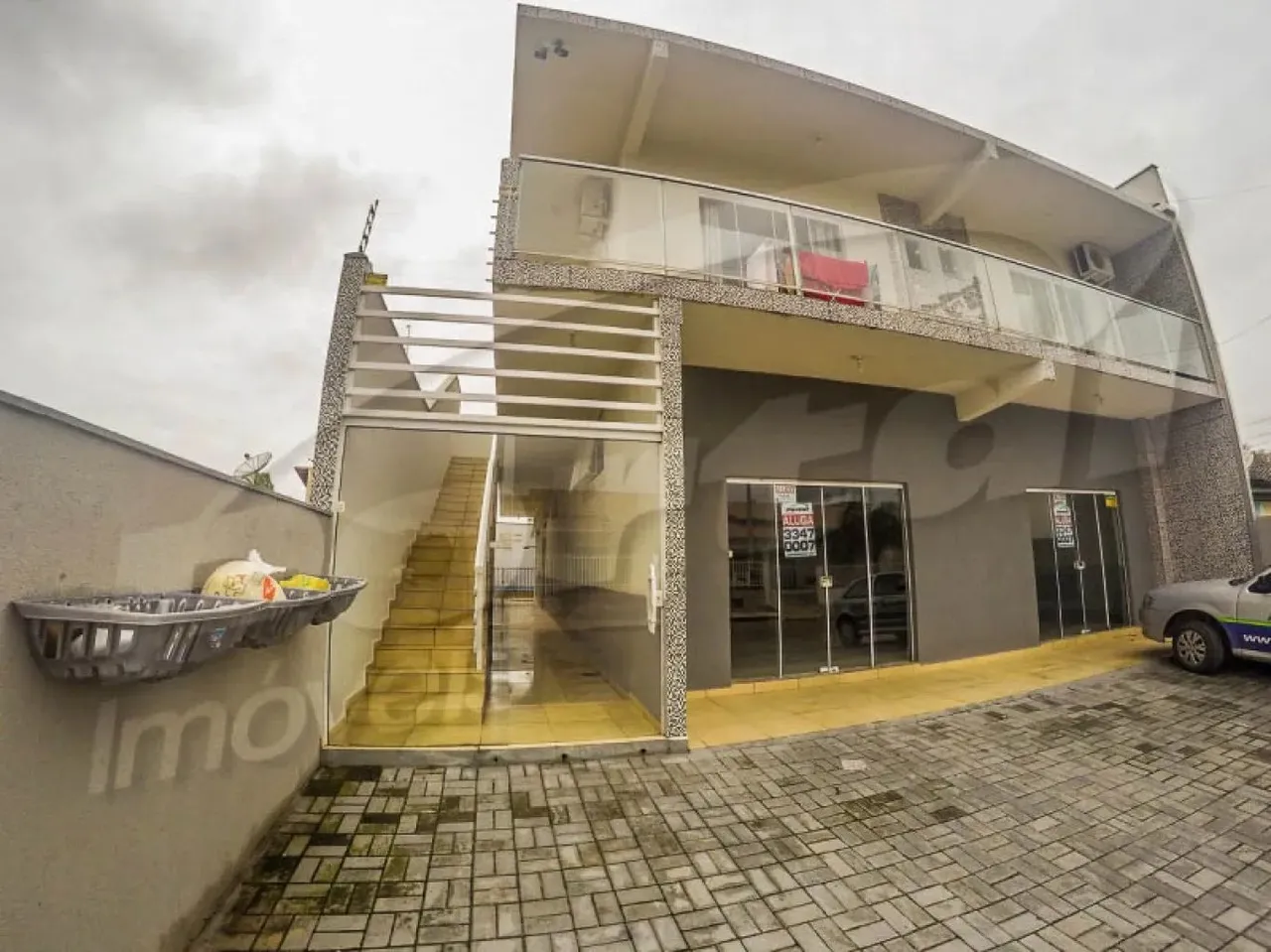 Excelente prédio com 3 apartamentos e uma sala comercial (Cód. 8751);