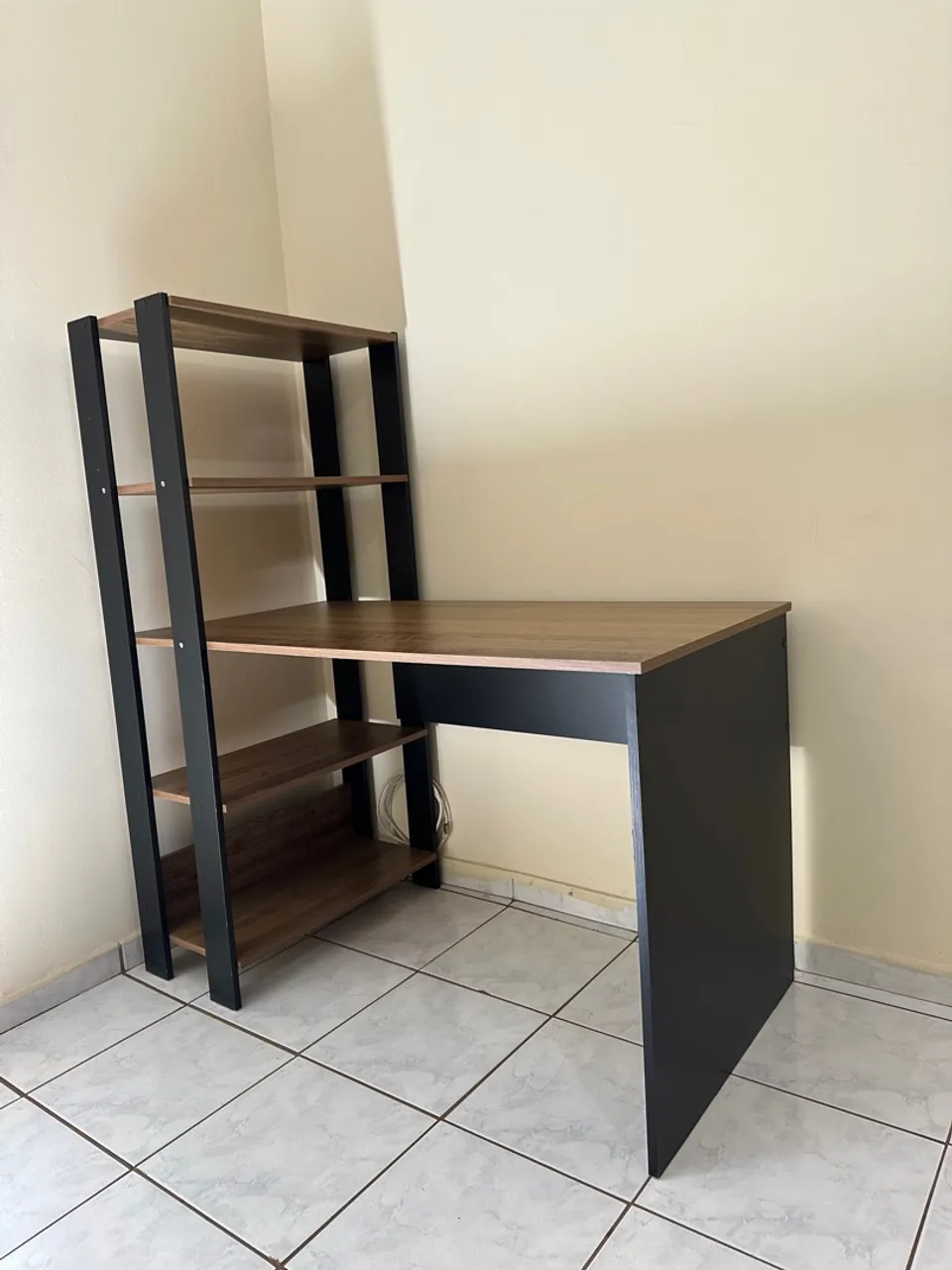 Mesa de Escritório com Estante - Amadeirado e Preto
