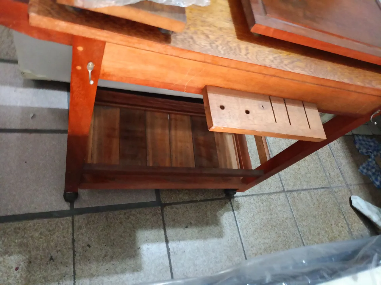 Mesa com carrinho de madeira para área de - Churrasco
