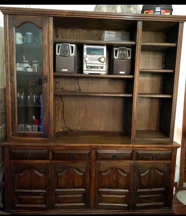 Armário de madeira maciça com 4 portas