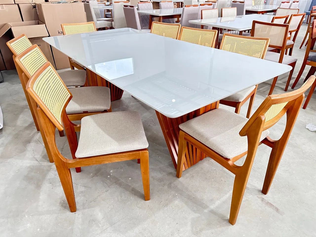 Mesa de Jantar Pés Ripados 100% Madeira com 8 Cadeiras Tela Ratan acento voador 