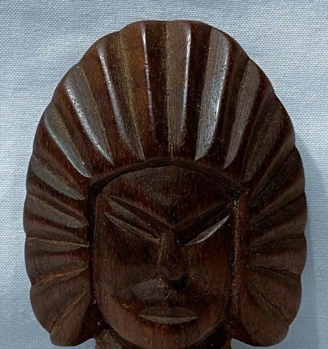  Antiga e Belíssima escultura em jacarandá, representando figura indígena - Foto 2