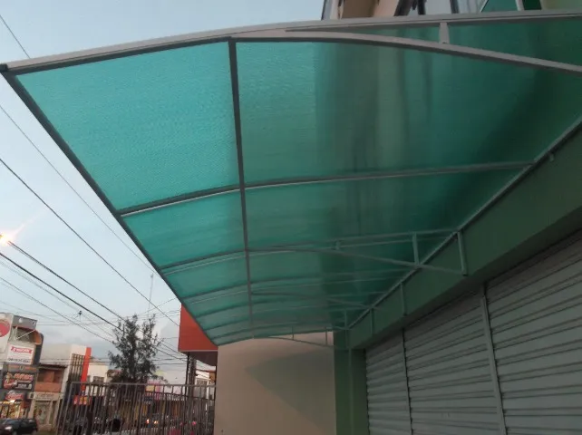 Toldo com cobertura em policarbonato