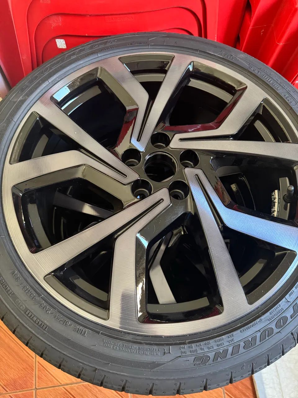 Virtus Exclusive 18-inch Alloy Wheels, Smoke Finish