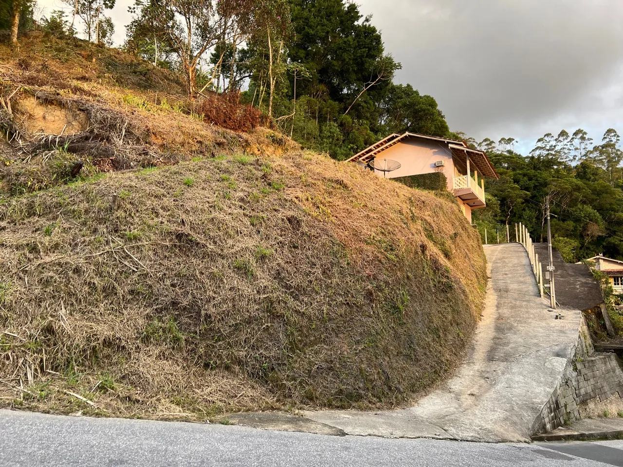 CASA 220m2 em terreno bem localizado