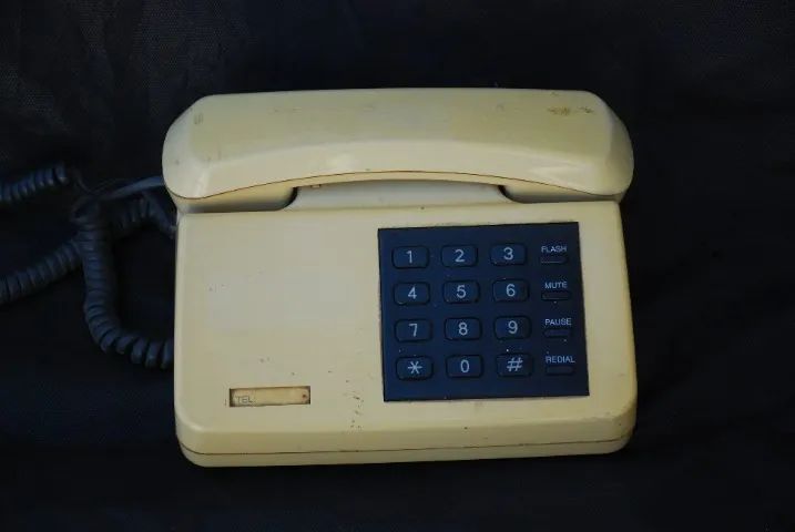 telefone antigo teclas anos 90 .