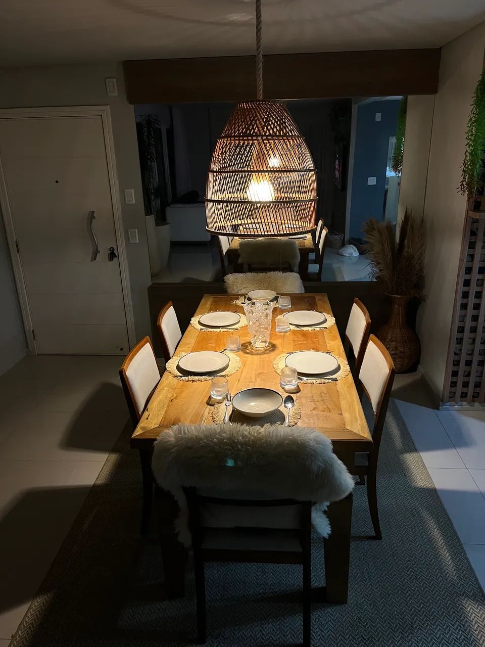 Mesa de madeira maciça + 6 cadeiras de linho (novas, usadas por 3 meses!)