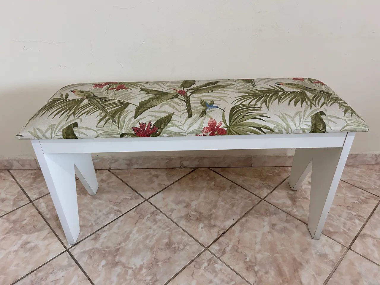 Banco de madeira com estofado em tecido tropical - Foto 3