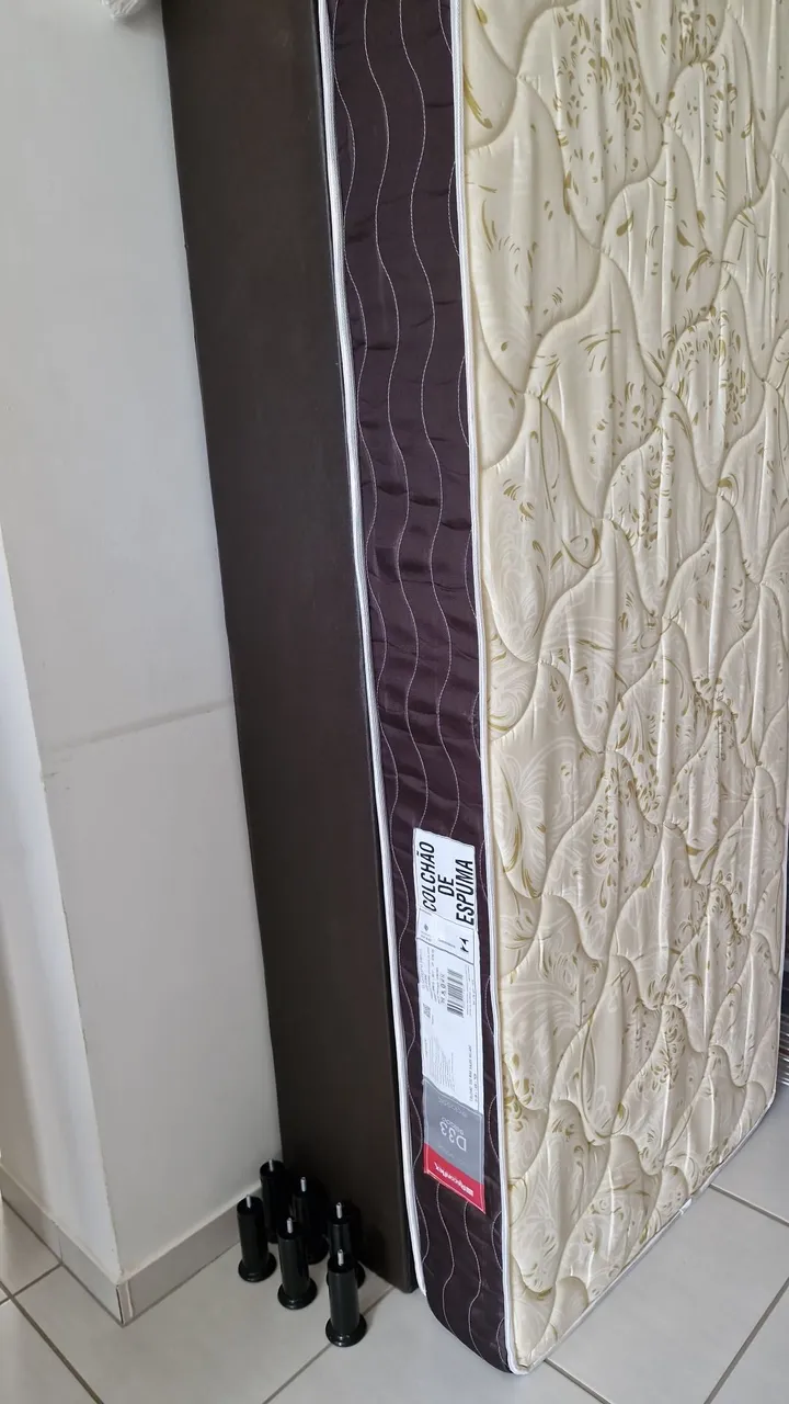 Cama box com colchão solteiro.