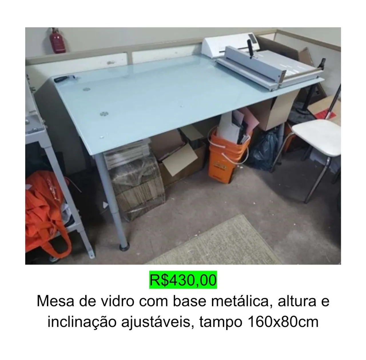 Mesa grande de vidro com base metálica