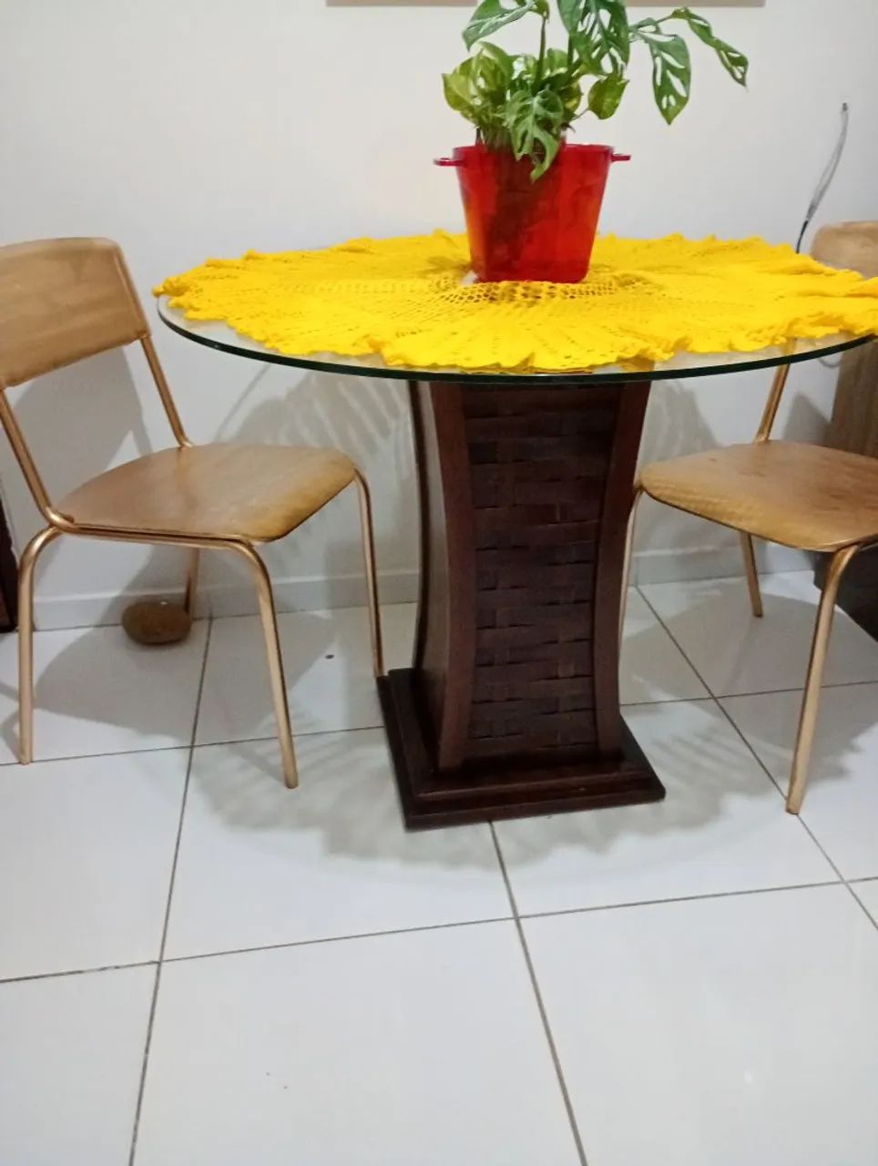 Mesa de madeira com vidro 1x1. Só a mesa.