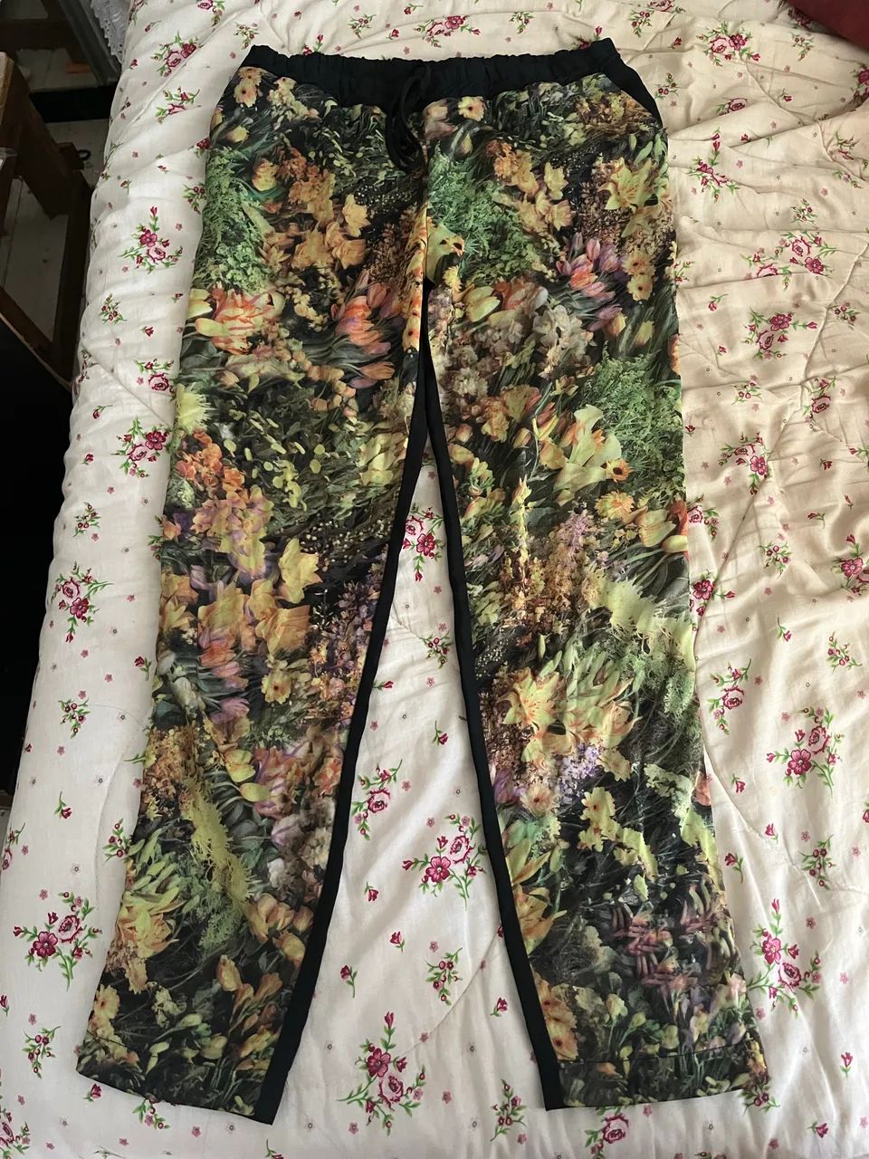 Calça floral tamanho M - Foto 2