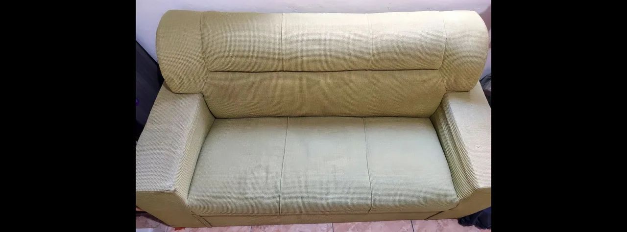 Sofá de 3 lugares super conservado.
