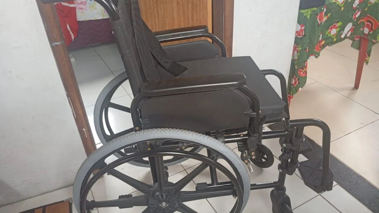 Vende se uma cadeira de rodas nova - Foto 3