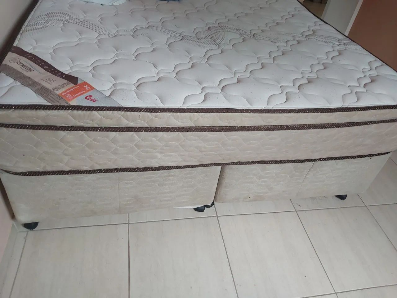 colchão + cama queen Castor