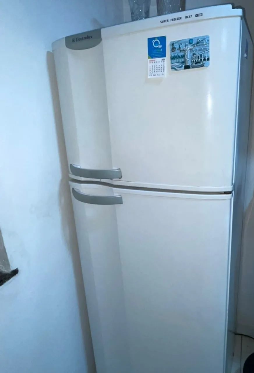 Geladeira com freezer Electrolux DC37