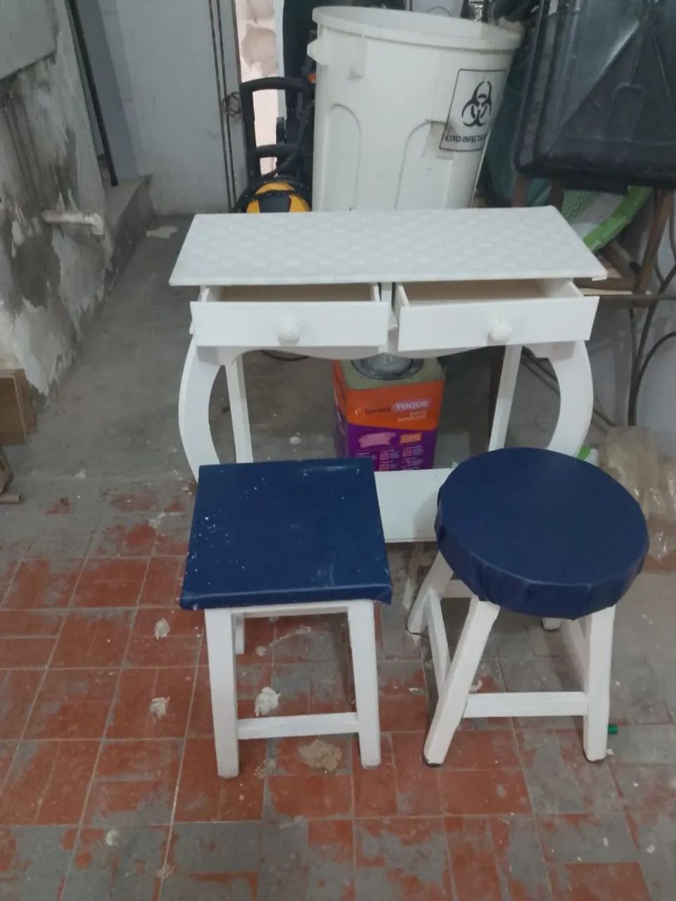 Mesa e banquinhos 
