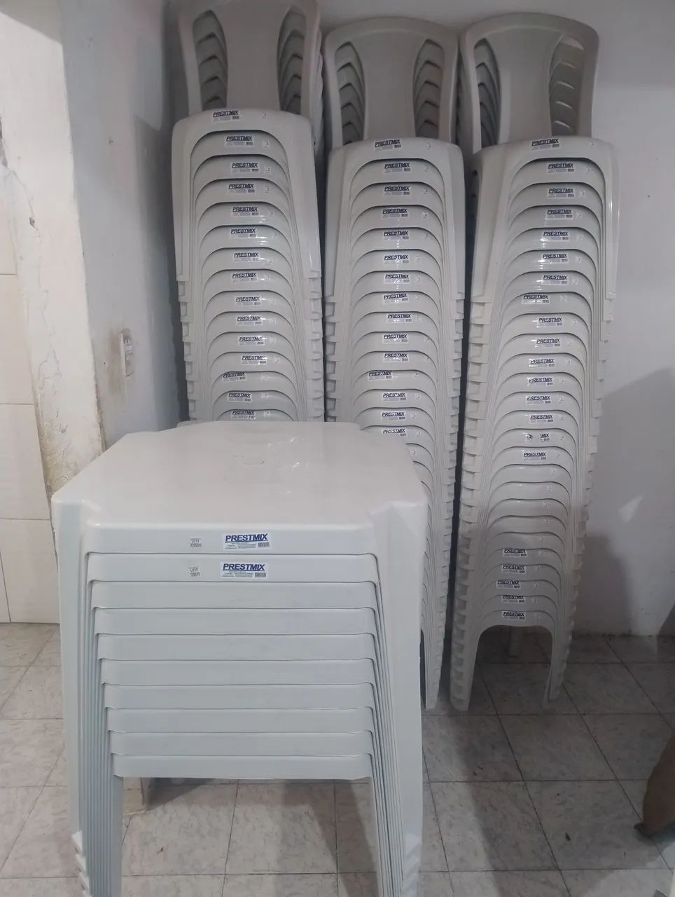 Vendo 10 conjuntos de mesas e cadeiras 