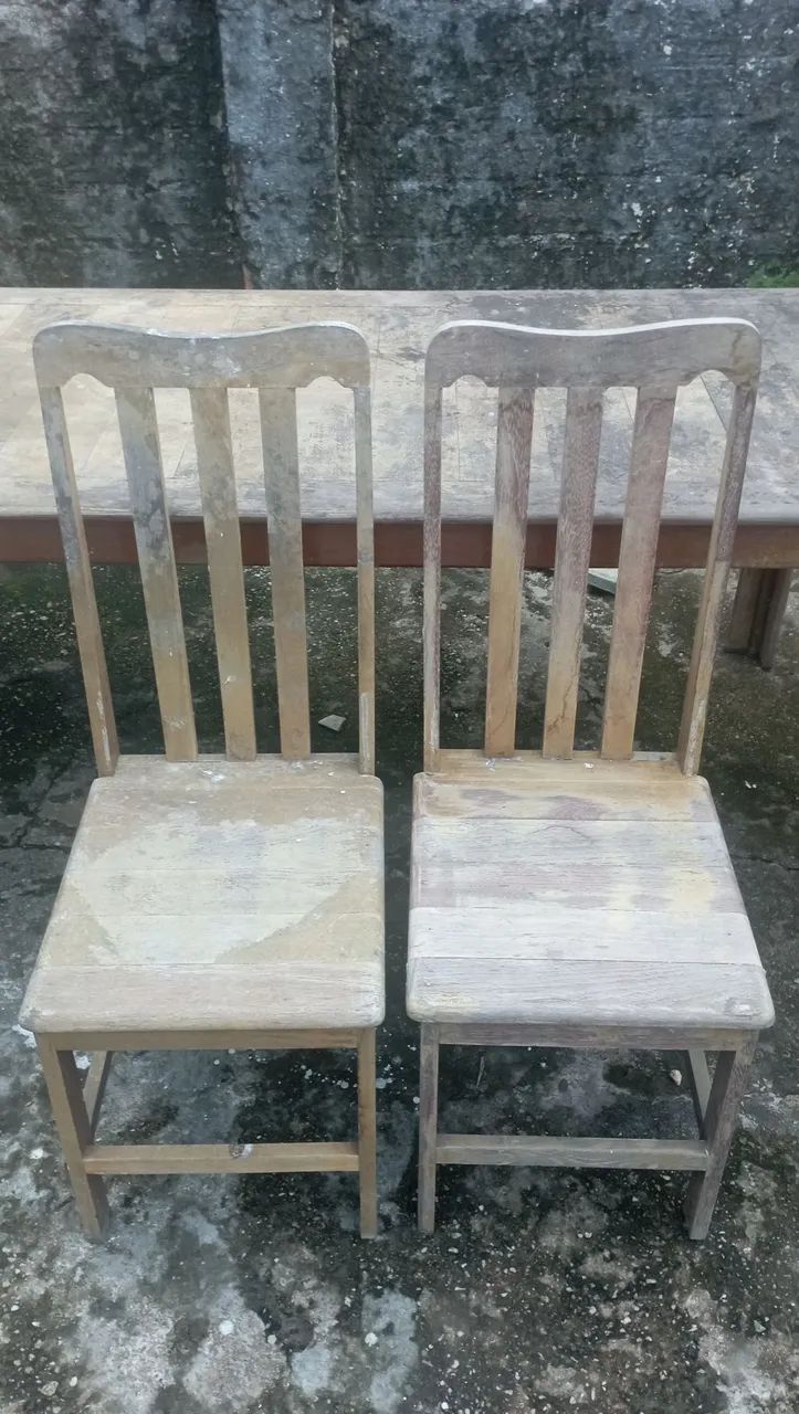 Mesa com 8 cadeiras.