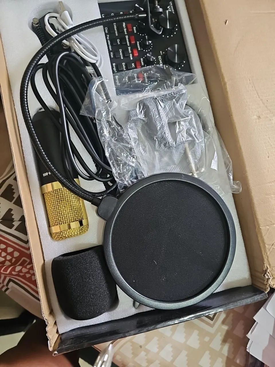 Kit Microfone Condensador Completo + Mesa de Som V8 + Braço - R$ 190 - Foto 2