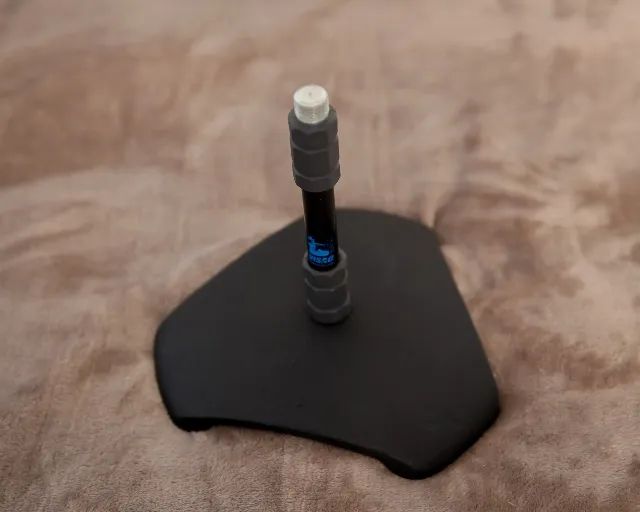 PEDESTAL DE MESA PARA MICROFONE COM TUBO FIXO P/LOCUÇÃO - PODCAST