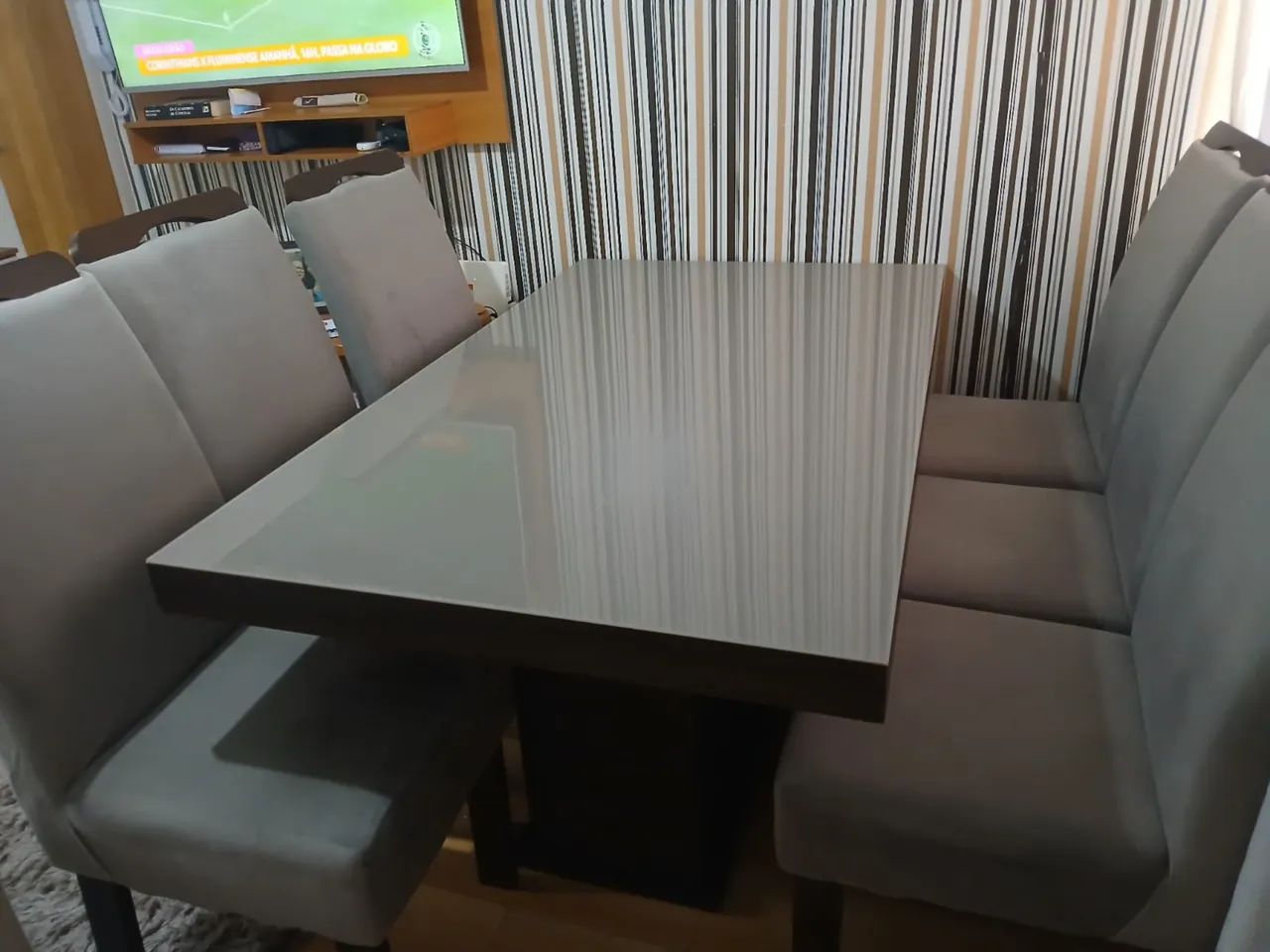 Mesa com 06 cadeiras 