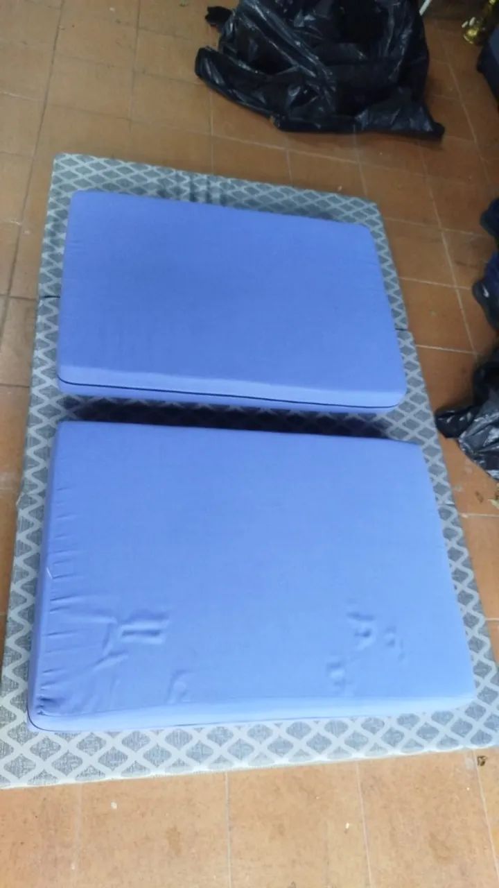Duas Almofadas com capas Azul , medida 1 metro de comprimento por 70 cm com ziper