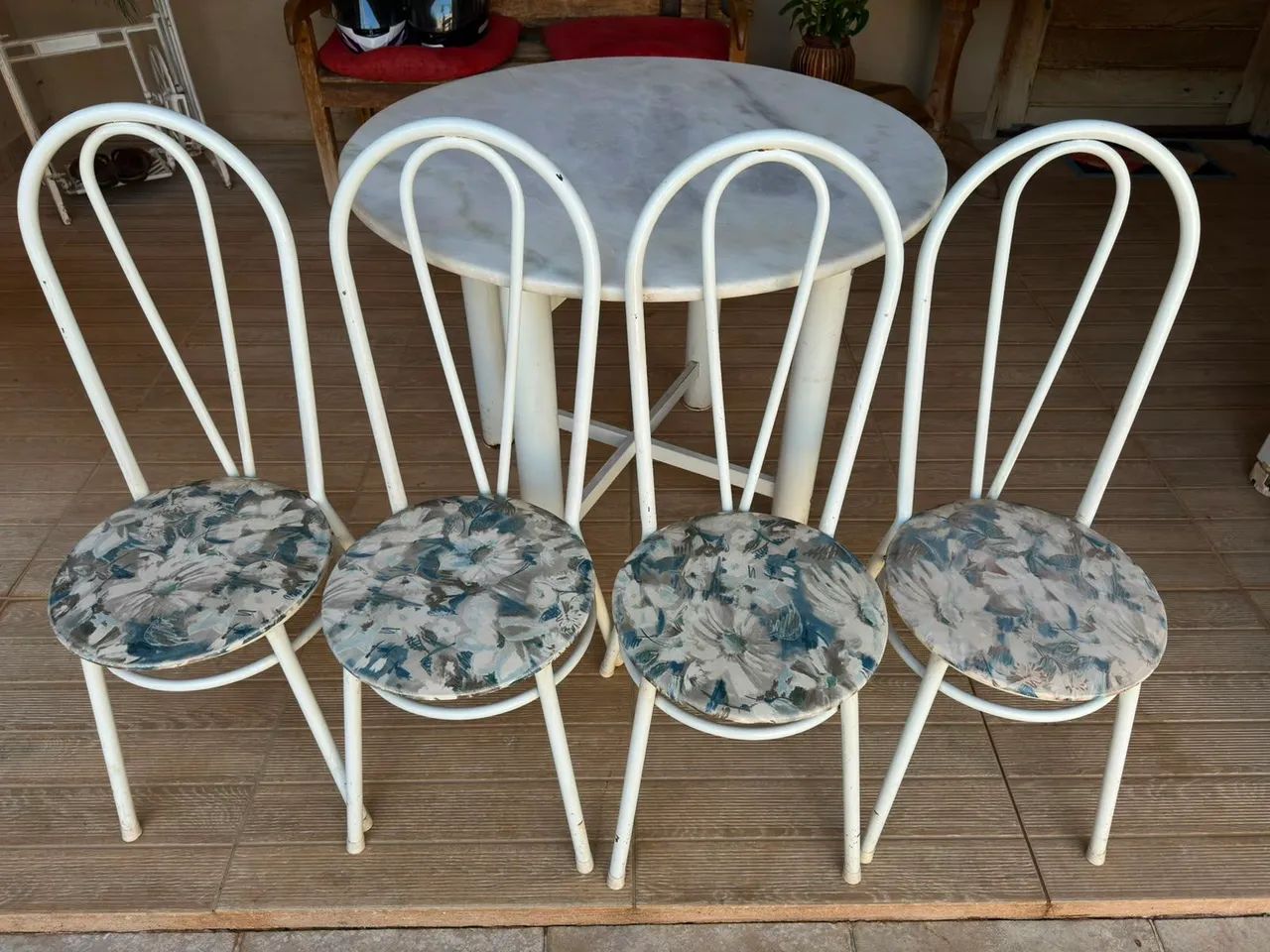 Mesa de mármore redonda com 4 cadeiras  - Foto 4
