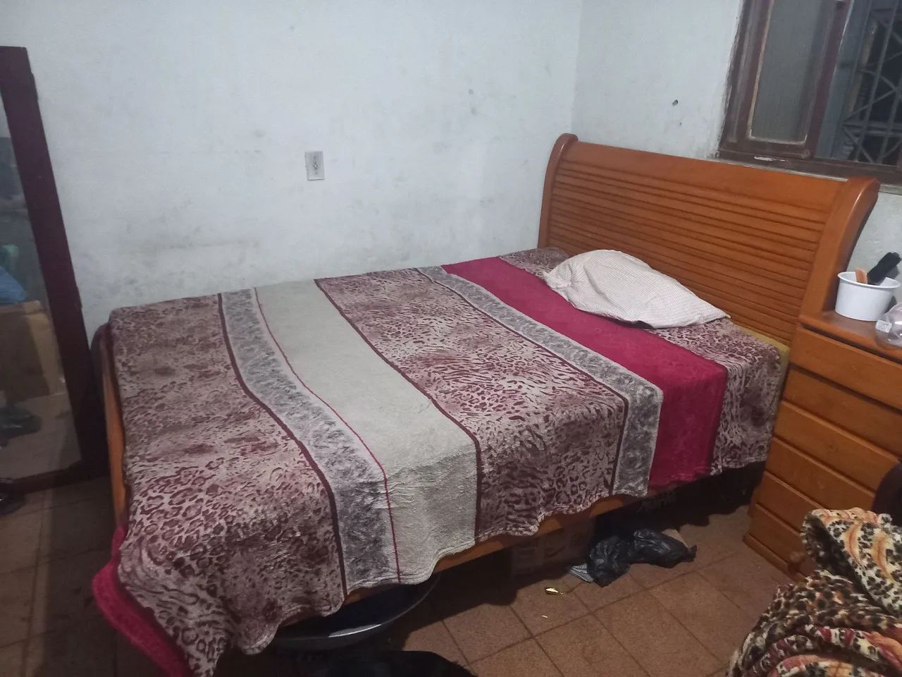 Cama de casal de madeira maciça.