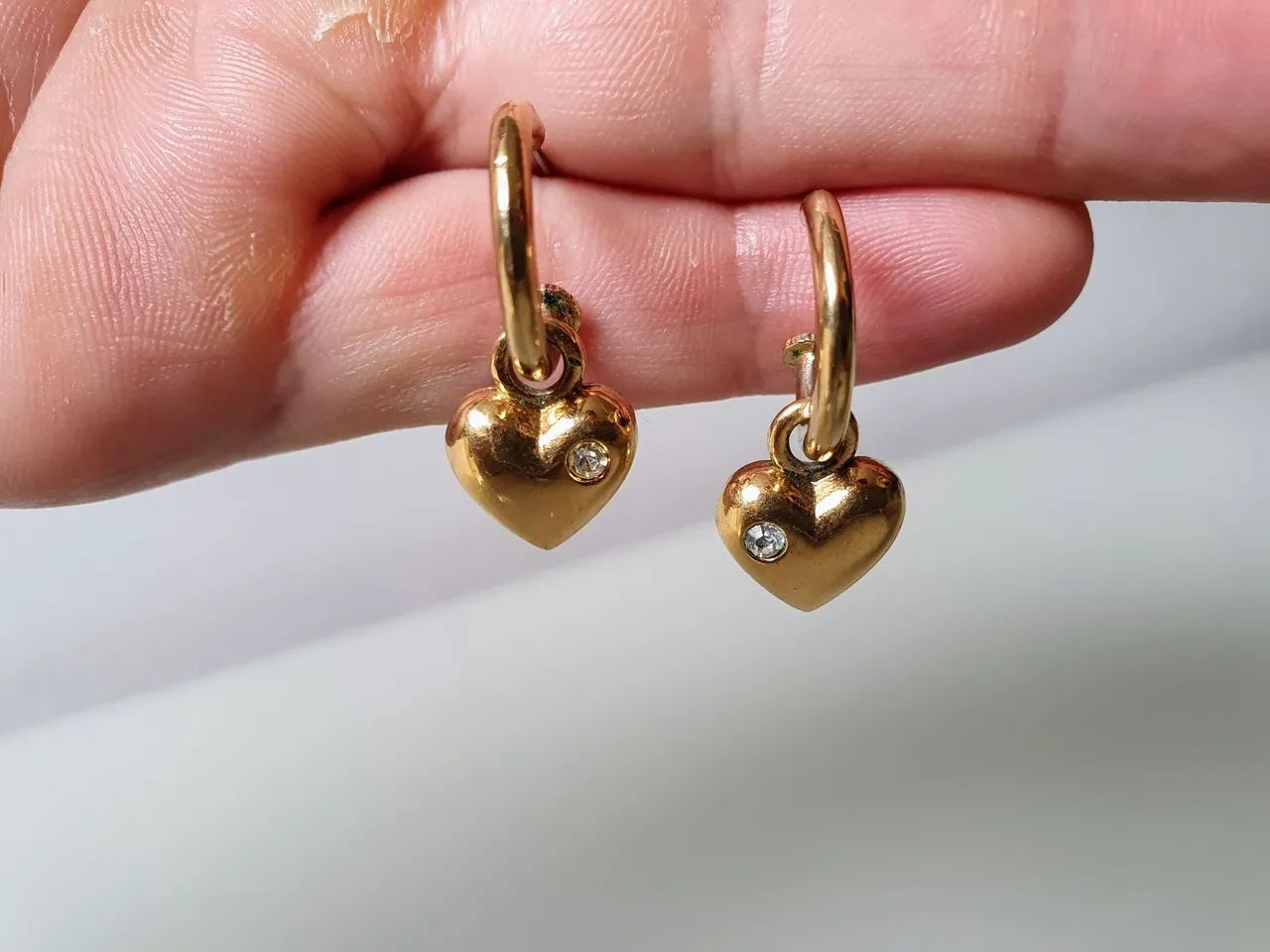 Brincos de Coração Dourado com detalhe em Pedra