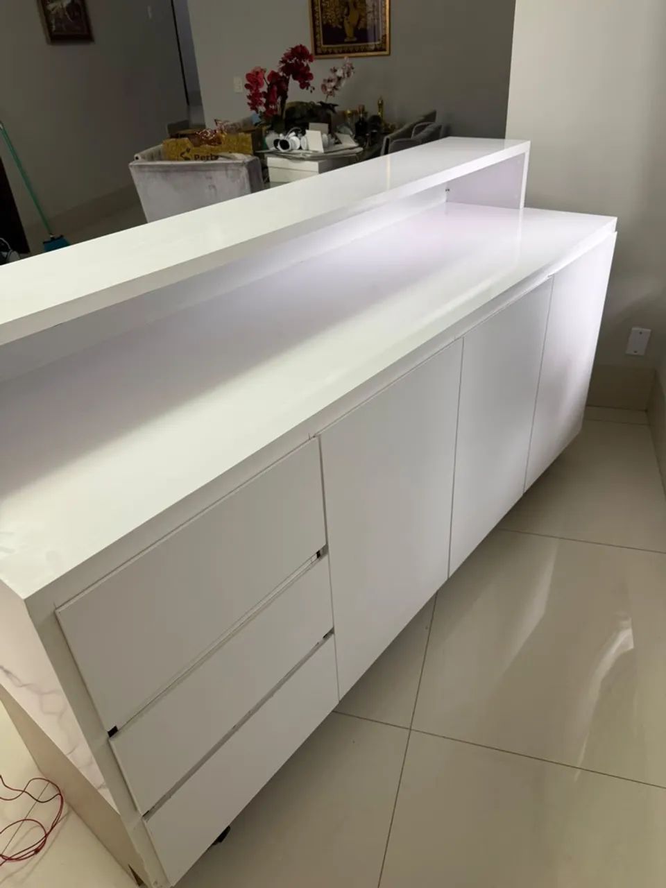 Balcão para recepção com gavetas e armário 
