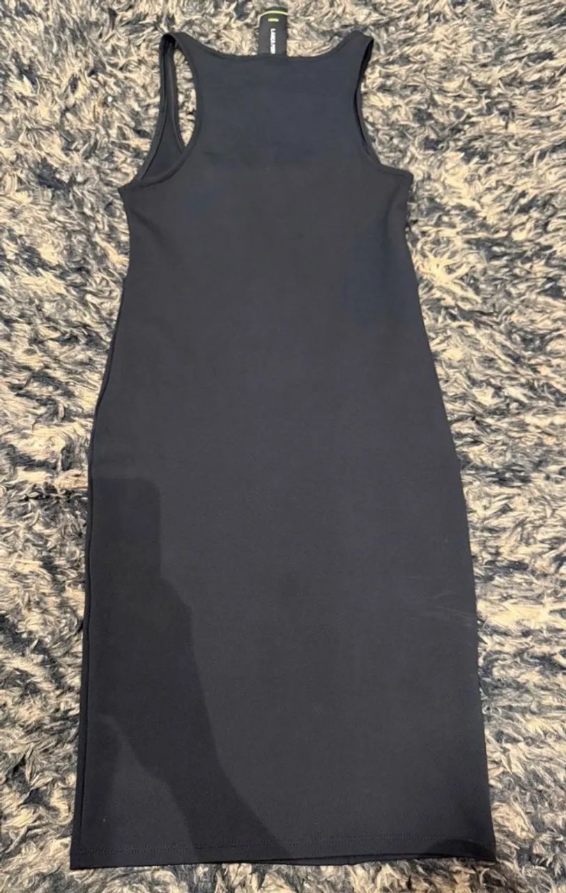 Vestido preto lança perfume  - Foto 2