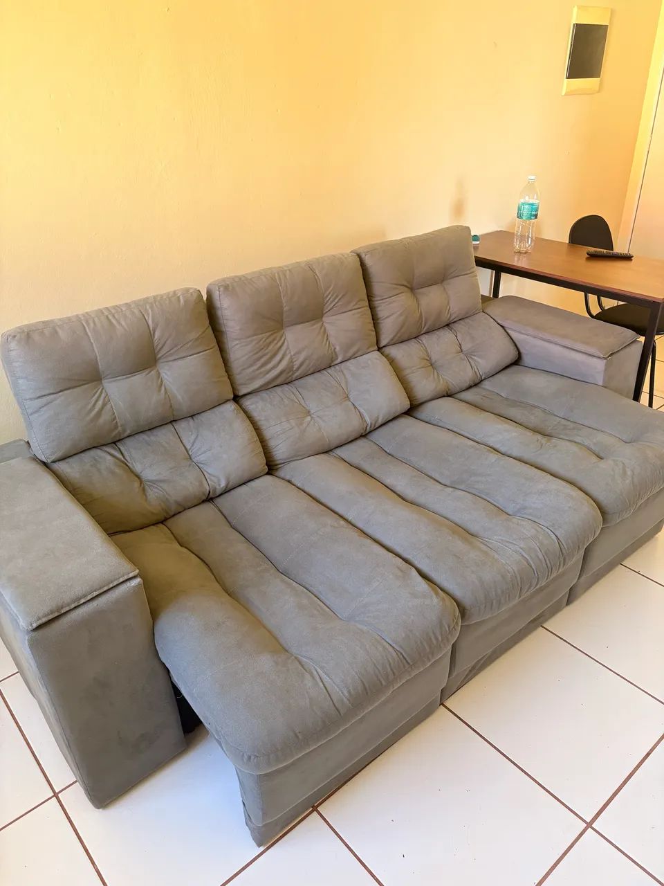 Sofá Retrátil de 3 lugares com porta copos e USB - Foto 2