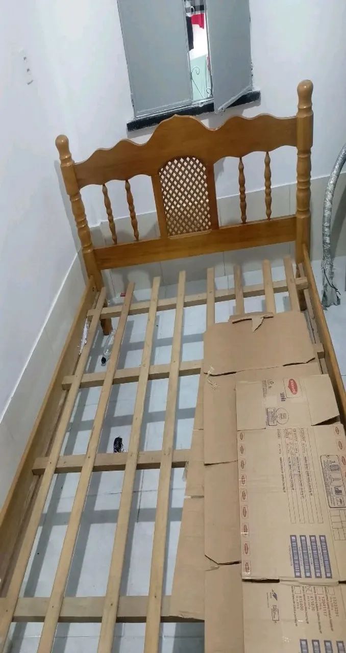 Cama de madeira 