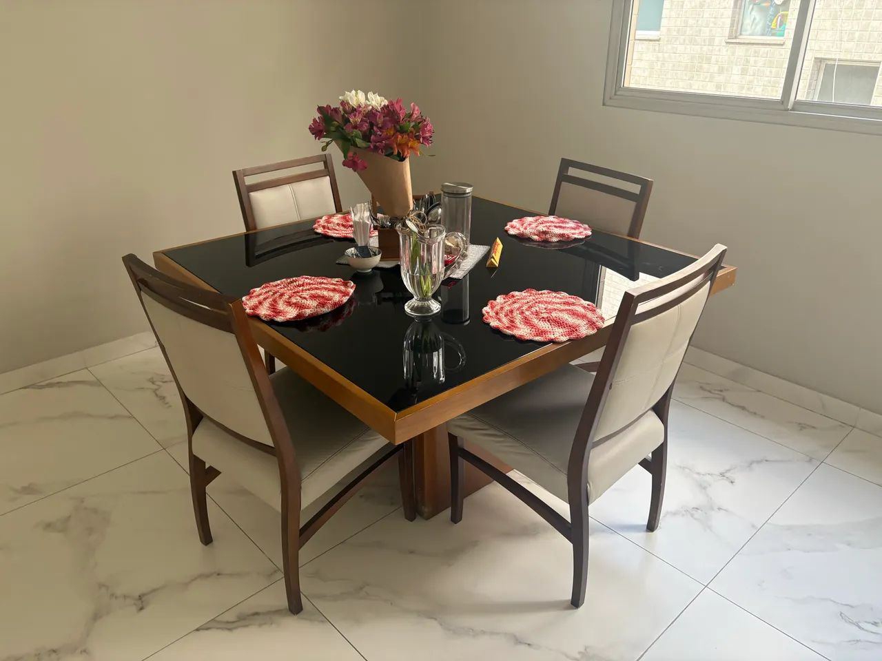 Mesa de jantar quadrada com cadeiras - R$ 1.200
