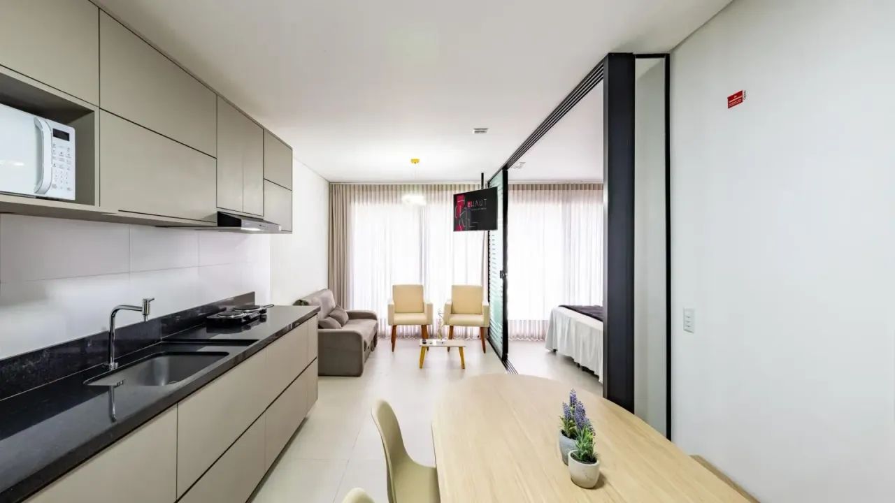 Studio para locação mobiliado no Gyro Vaca Brava com 1 suíte e sacada