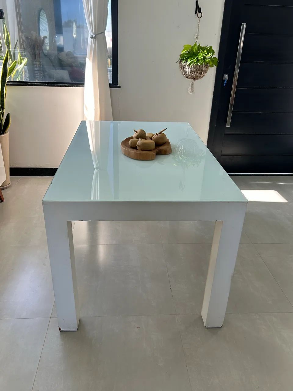 Mesa em Madeira laqueada com tampo de vidro. - Foto 5