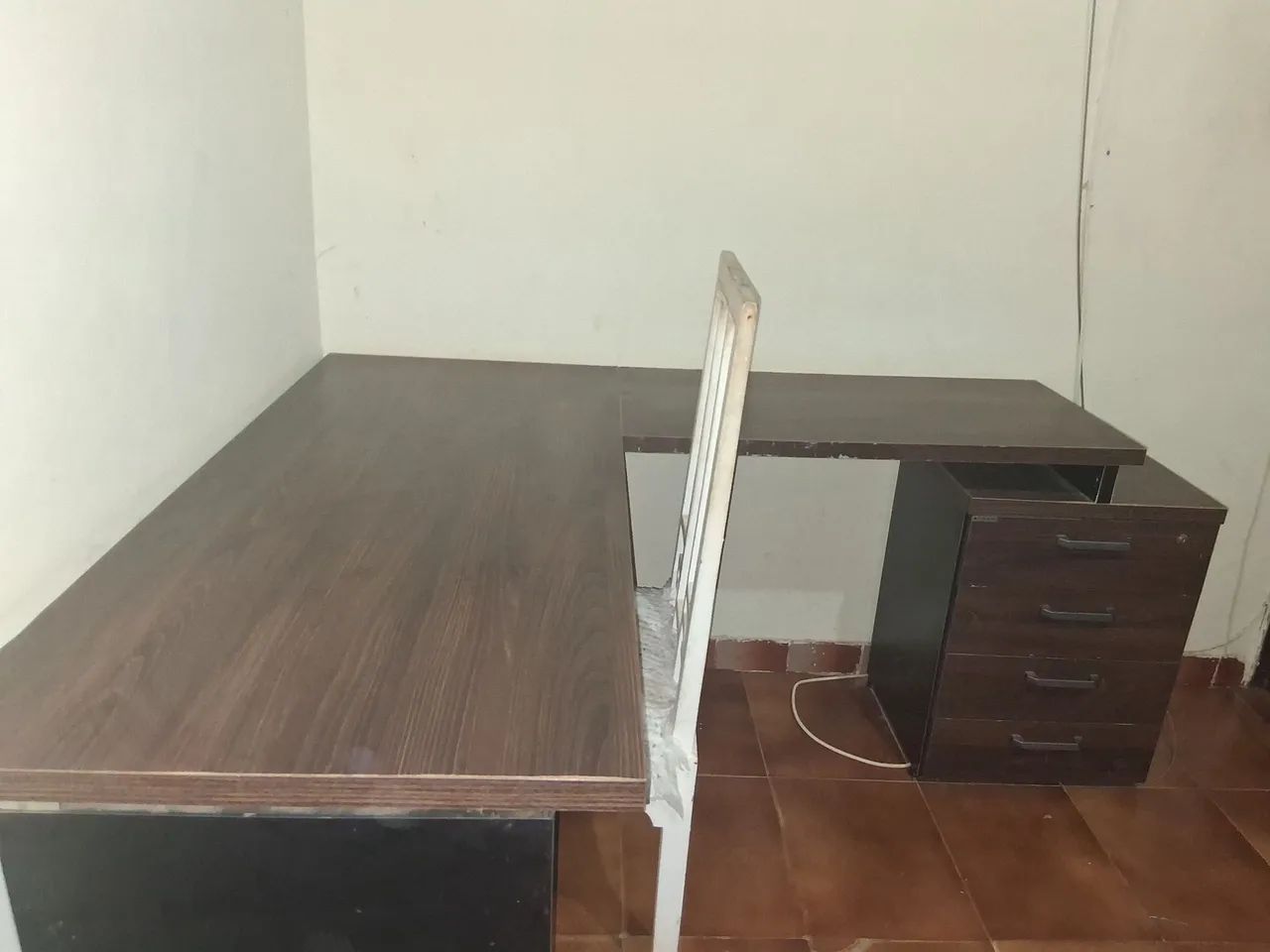 Mesa de escritorio dupla com 4 gavetas 