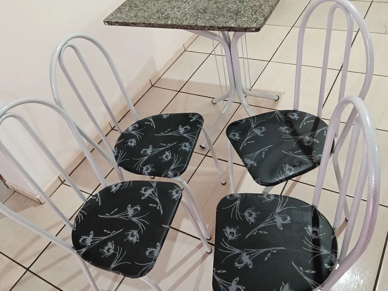 Mesa com 4 cadeiras  - Foto 2