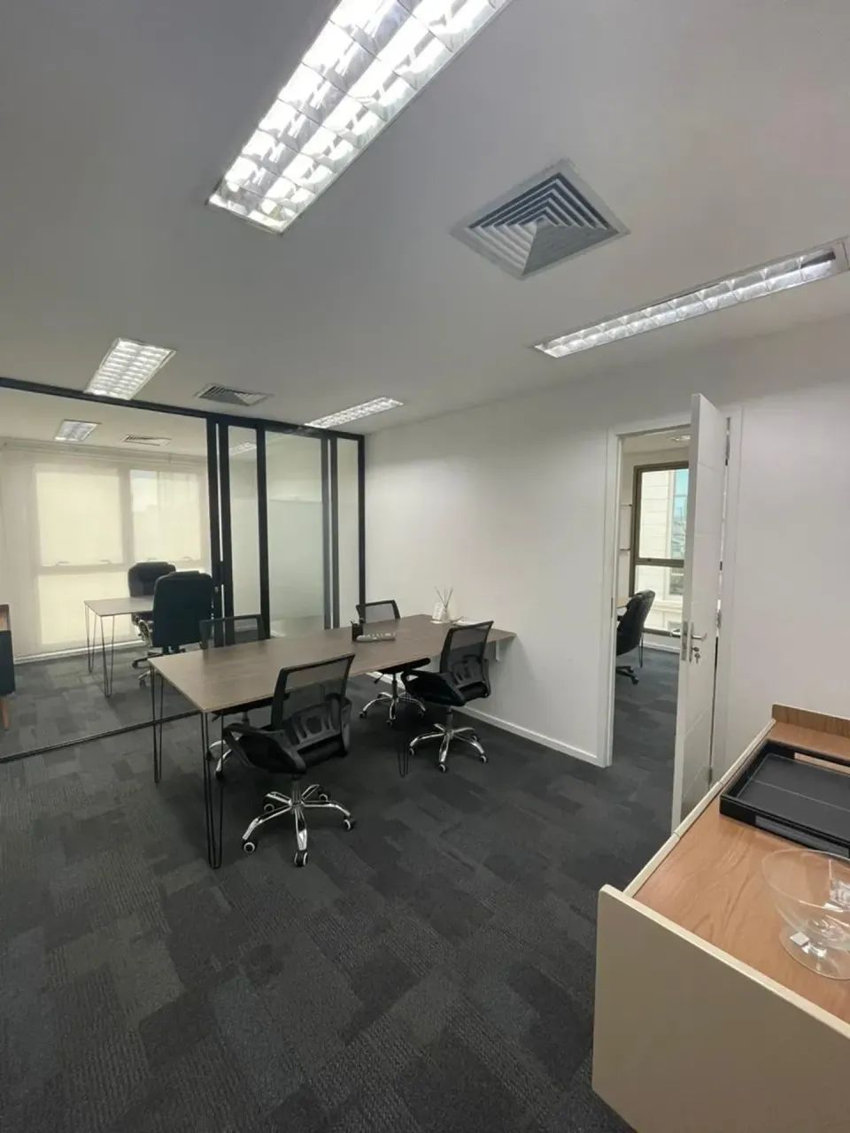 Excelente sala mobiliada - Le Monde Offices