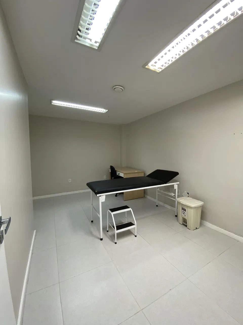 Sala para consultório médico mobiliado para aluguel com 70m com 3 salas no Centro - Macaé  - Foto 3