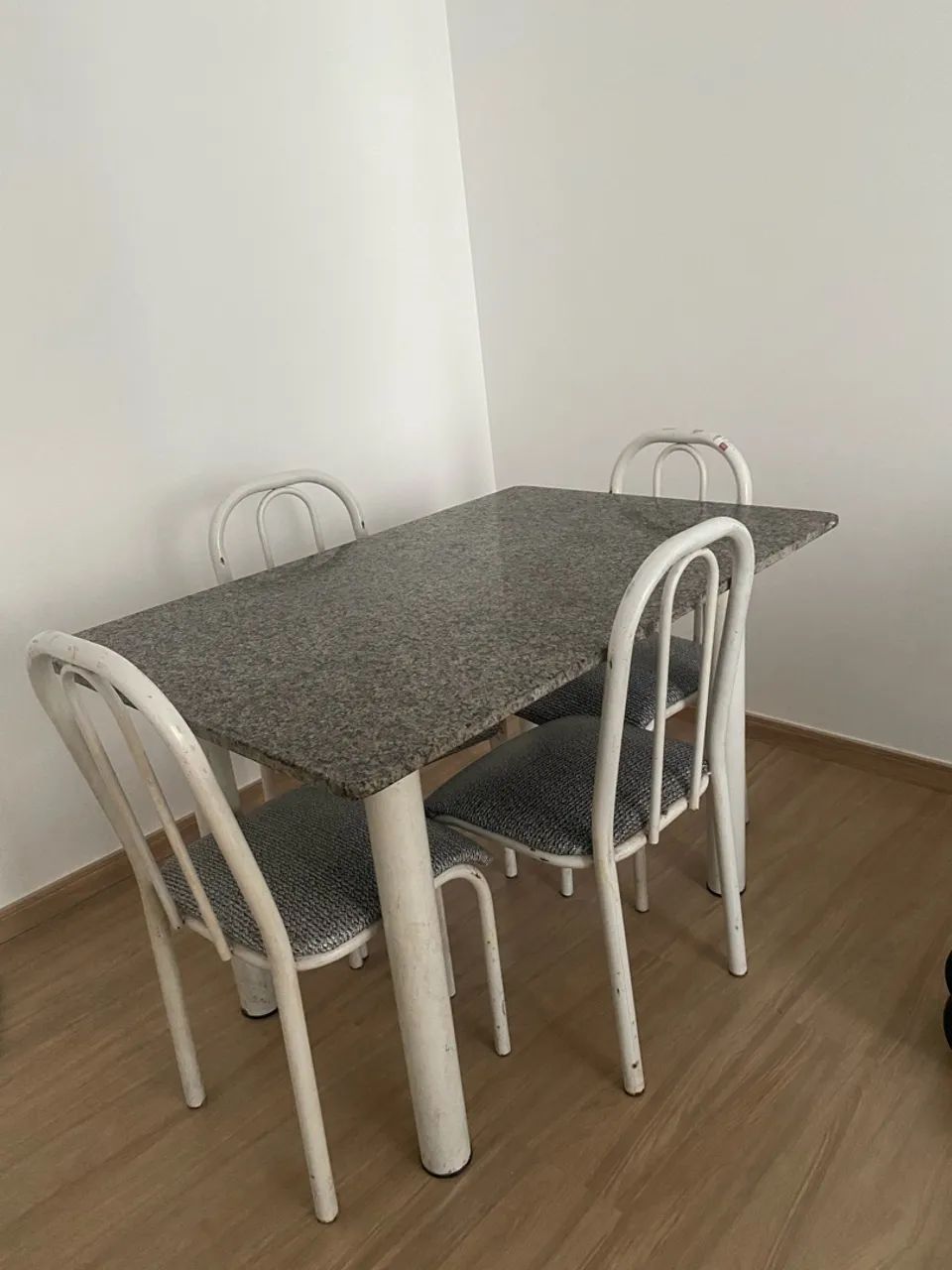 MESA DE MÁRMORE + 4 CADEIRAS