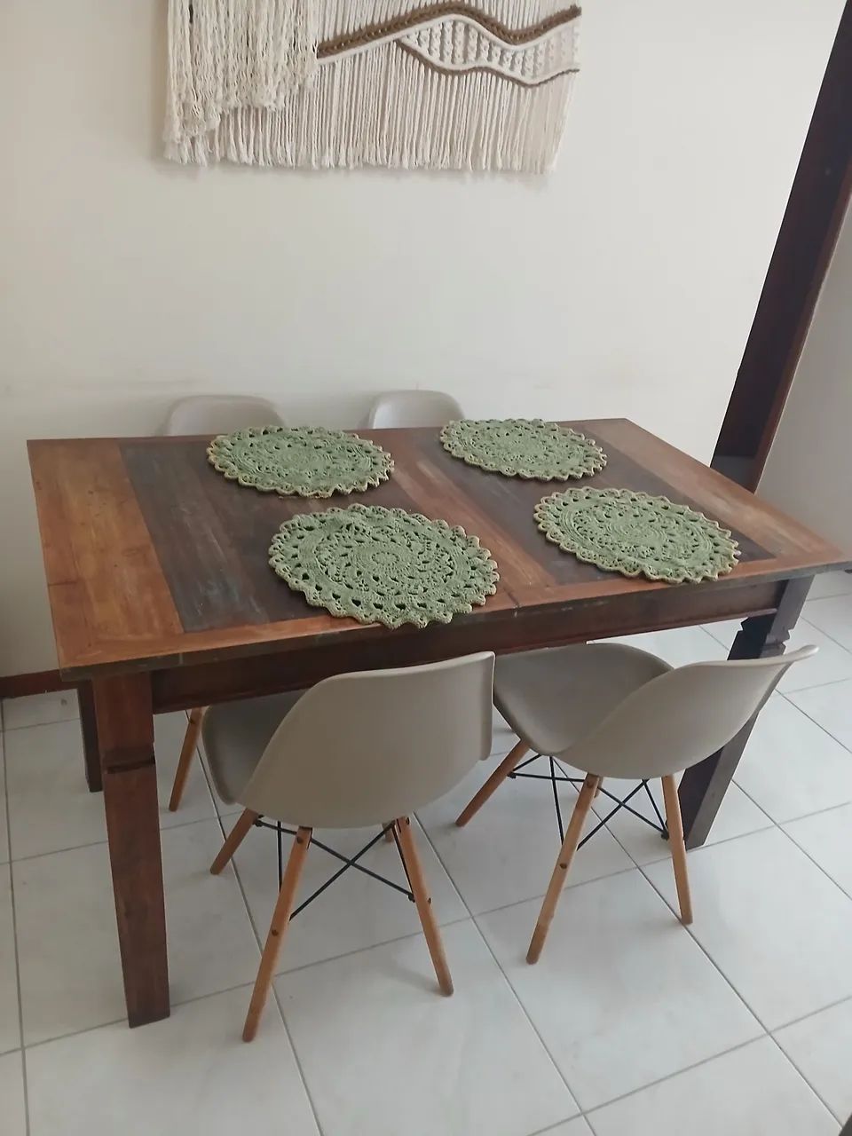 Mesa de madeira com 4 cadeiras - Foto 4